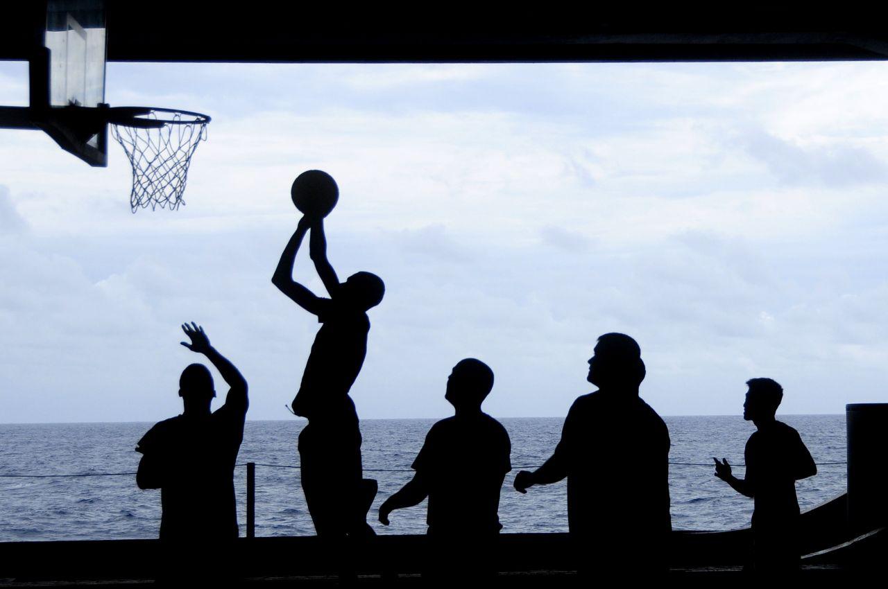 pessoas-jogando-basquete